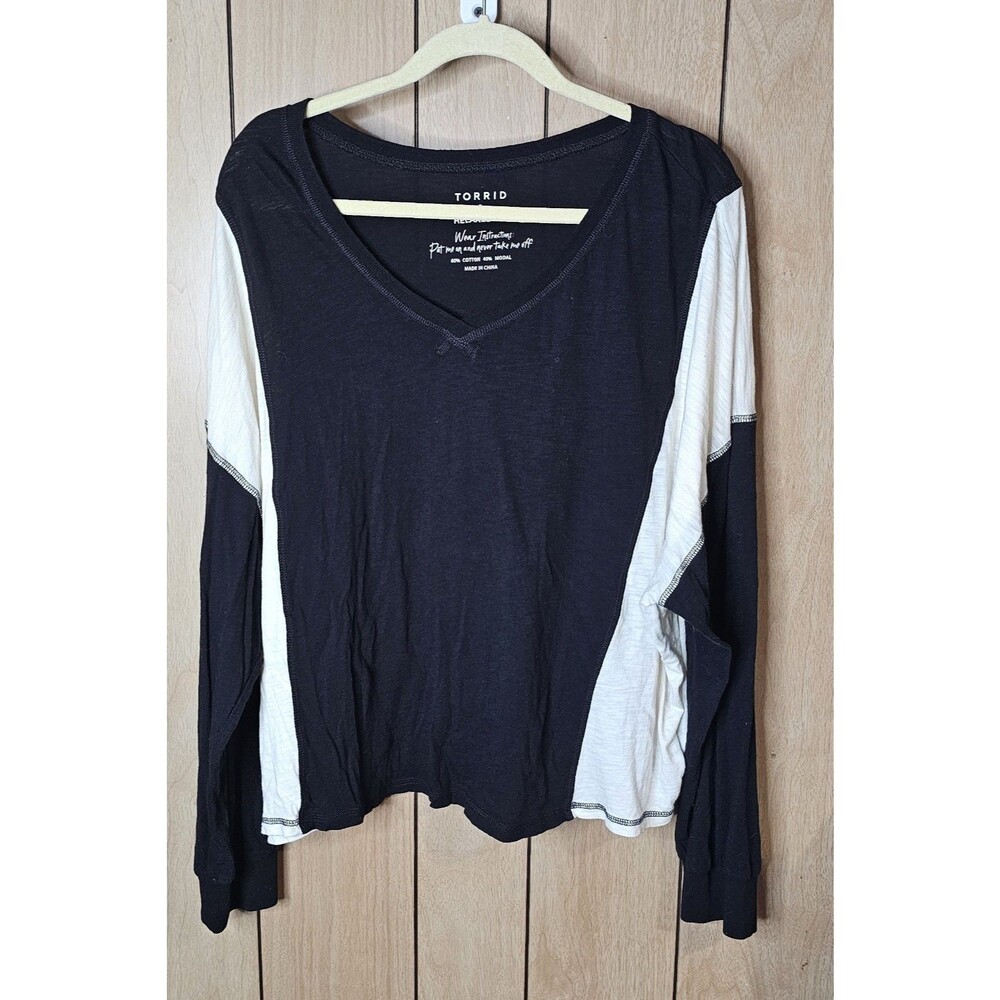 Torrid Size 2 Relaxed Fit Black White Colorblock V-Neck Long Sleeve Top 2X